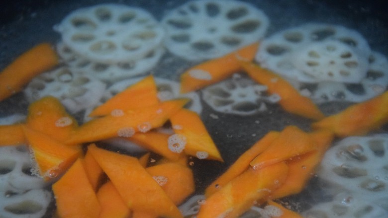 荷兰豆藕片,把藕片和胡萝卜块放入开水锅中煮一分钟左右