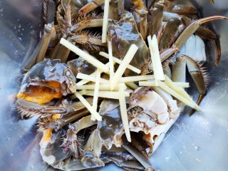 家常炒螃蟹,螃蟹加姜丝，