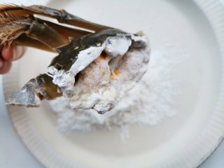 家常炒螃蟹,裹一层淀粉。