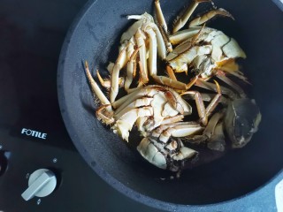 家常炒螃蟹,锅中热油，放入螃蟹炒匀。