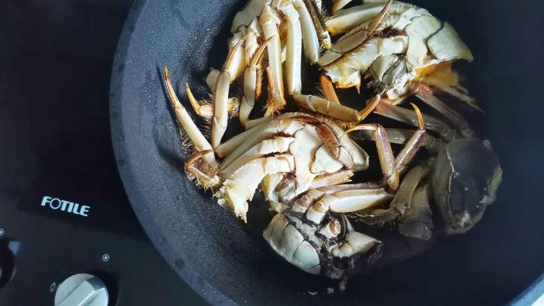家常炒螃蟹,锅中热油，放入螃蟹炒匀。