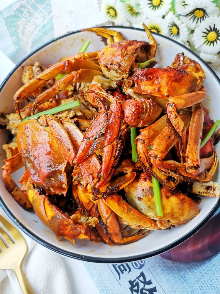 家常炒螃蟹,出锅前撒葱段。