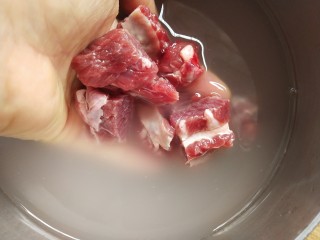 牛肉炖芋头,牛肉切块，放淘米水里泡半小时以上，去除血水。