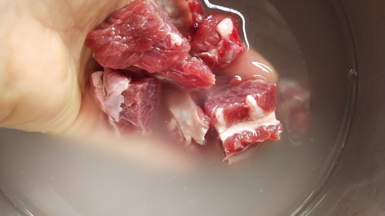 牛肉炖芋头,<a style='color:red;display:inline-block;' href='/shicai/ 216'>牛肉</a>切块，放淘米水里泡半小时以上，去除血水。