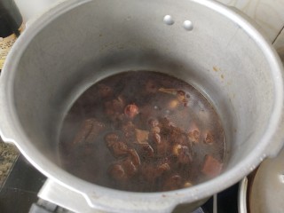 牛肉炖芋头,移入高压锅，盖上盖子，小火焖烧25分钟，揭开锅盖，肉香浓郁香醇。