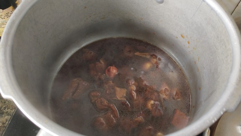 牛肉炖芋头,移入高压锅，盖上盖子，小火焖烧25分钟，揭开锅盖，肉香浓郁香醇。