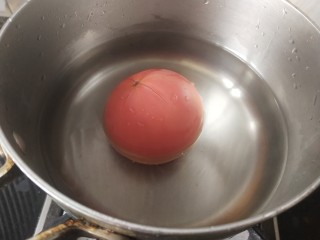 金针菇番茄汤,放开水里焯一下脱皮