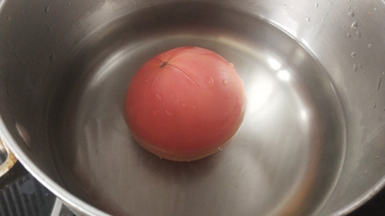 金针菇番茄汤,放开水里焯一下脱皮