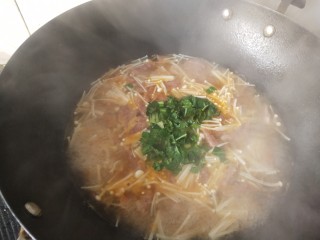 金针菇番茄汤,青菜叶子烧至沸腾