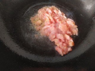 金针菇番茄汤,锅里放油烧热，把切碎的西红柿放进去翻炒