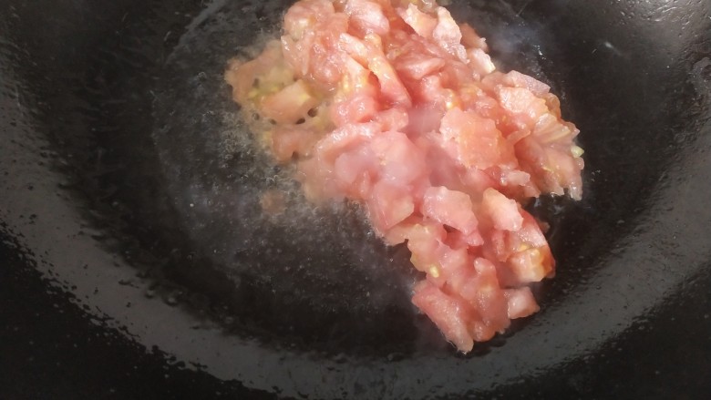 金针菇番茄汤,锅里放油烧热，把切碎的西红柿放进去翻炒