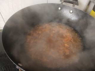 金针菇番茄汤,加入开水烧开