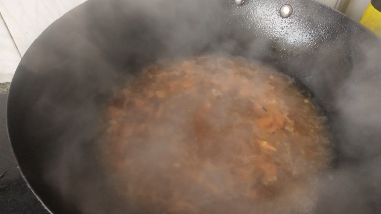 金针菇番茄汤,加入开水烧开
