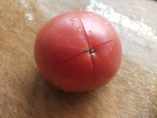 金针菇番茄汤,西红柿清洗干净后，在上下面切个十个