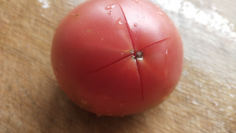金针菇番茄汤,<a style='color:red;display:inline-block;' href='/shicai/ 3551'>西红柿</a>清洗干净后，在上下面切个十个
