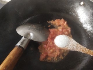 金针菇番茄汤,加入一小勺白糖，这样更易出汁