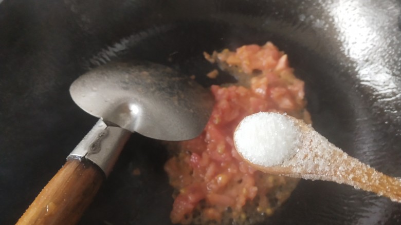 金针菇番茄汤,加入一小勺白糖，这样更易出汁
