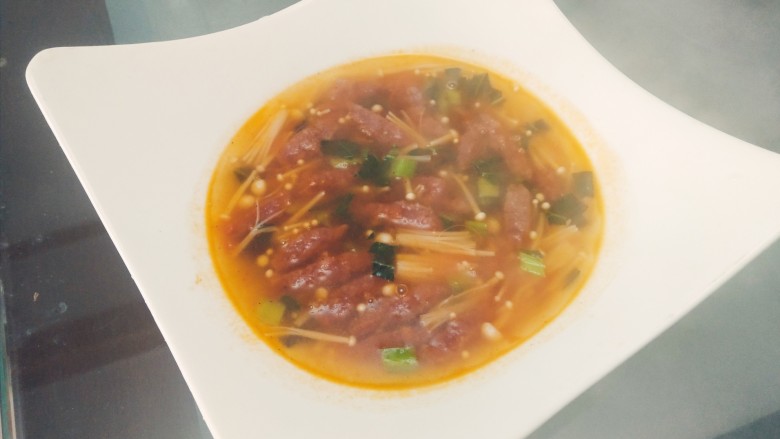 金针菇番茄汤,盛入碗中，酸甜可口