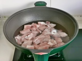 五花肉焖莲藕,排骨冷水下锅焯水，煮2分钟捞出温水冲洗干净。
