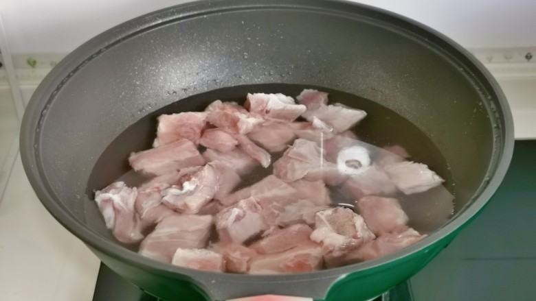 五花肉焖莲藕,排骨冷水下锅焯水，煮2分钟捞出温水冲洗干净。