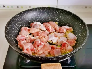 香菇板栗焖饭,起油锅，加入葱花蒜末炒比出香味，加入鸡块翻炒变色。