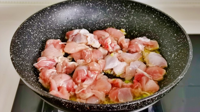 香菇板栗焖饭,起油锅，加入葱花蒜末炒比出香味，加入鸡块翻炒变色。