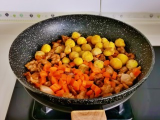 香菇板栗焖饭,加入胡萝卜，香菇丁，板栗。