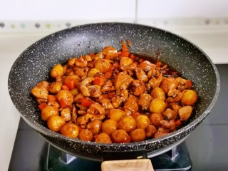 香菇板栗焖饭,小火翻炒3分钟。