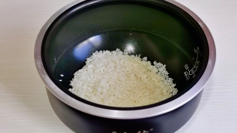 香菇板栗焖饭,米淘好倒入电饭煲中。