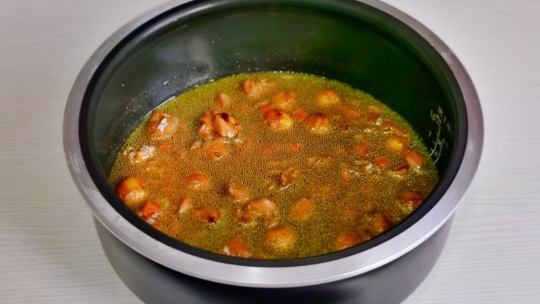 香菇板栗焖饭,再倒入炒好的板栗鸡肉，加入两杯米量的水，启动柴火饭即可。