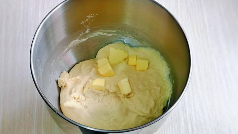 爆浆吐司,这时面团处于扩展阶段，加入室温软化的黄油，再次3-4档揉面一个小程序。