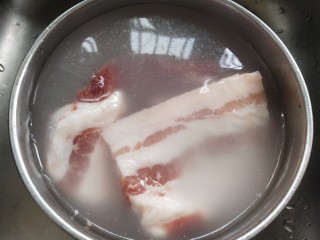 五花肉焖莲藕,五花肉放在淘米水中抓洗干净