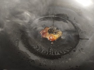 五花肉焖莲藕,锅里放少许油，放入冰糖融化成焦糖色