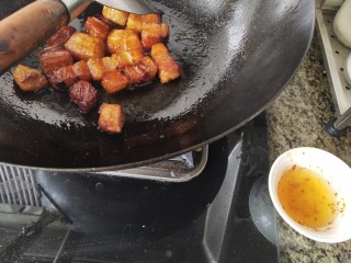 五花肉焖莲藕,小火熬出油，倒在碗里
