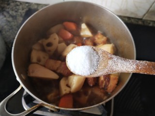 五花肉焖莲藕,起锅前几分钟就入盐继续烧