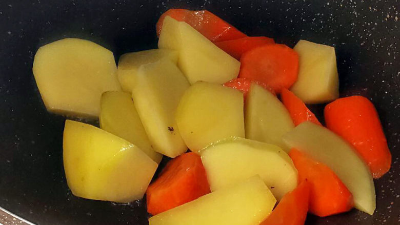 法式炖鸡,土豆与胡萝卜也煎黄取出