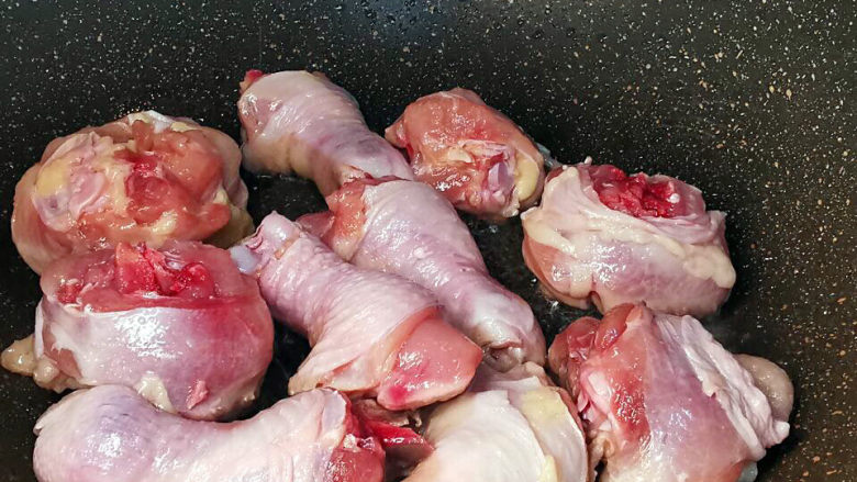 法式炖鸡,鸡肉砍块，洗净沥干，下锅煎