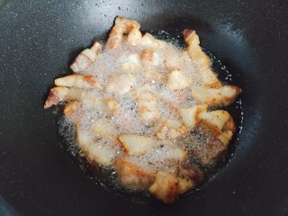 五花肉焖莲藕,锅内入少许食用油，油热后下猪肉块，煸炒至猪肉块呈金黄色，并有油脂逼出来