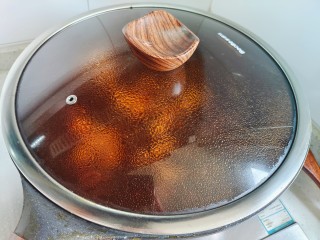 五花肉焖莲藕,盖上锅盖转小火，焖煮30分钟