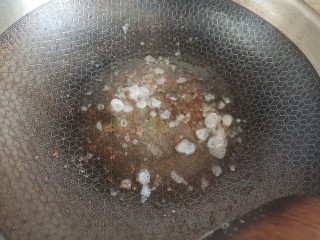 鹌鹑蛋红烧肉,锅里留底油，下入冰糖小火炒至融化