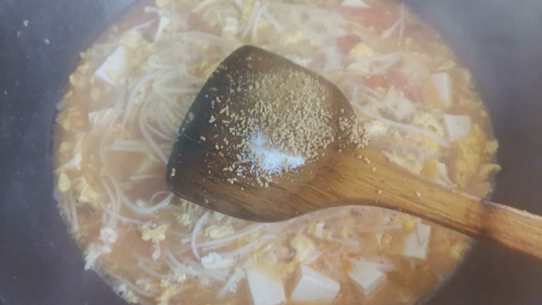 金针菇番茄汤,加入少许盐，松茸鲜搅拌均匀