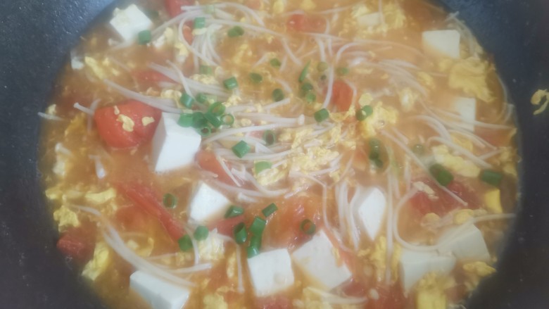 金针菇番茄汤,撒上葱花即可出锅