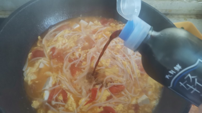 金针菇番茄汤,加入适量轻盐酱油