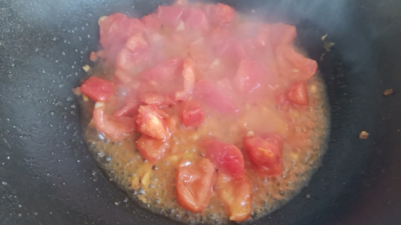 金针菇番茄汤,下入西红柿翻炒出汤汁