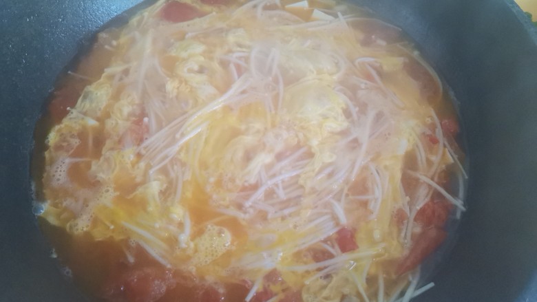 金针菇番茄汤,再次煮出淋入蛋液