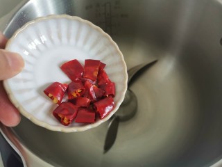 红烧鸡爪,锅中放入干辣椒，