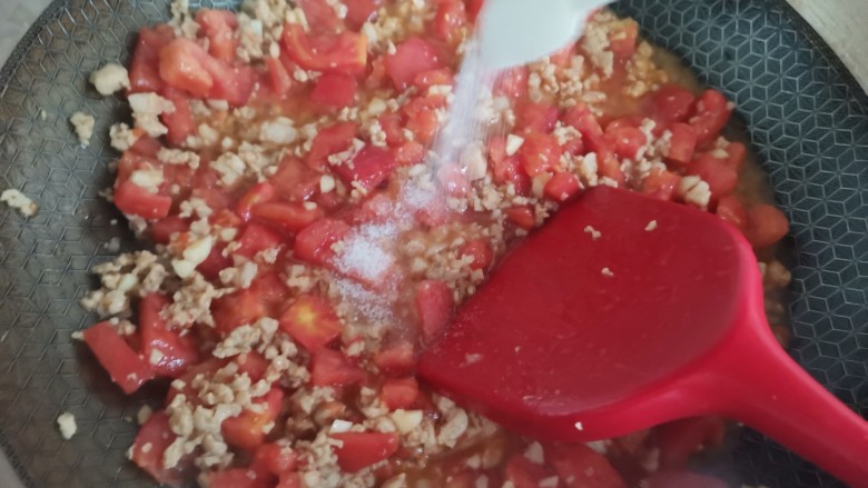 肉酱拌面,加入适量的盐，能够使西红柿快速出汤汁