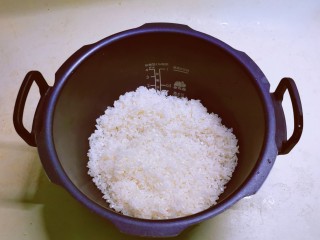 香菇板栗焖饭,大米淘洗干净，放入压力锅内胆中。