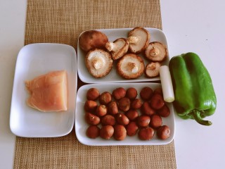 香菇板栗焖饭,其他食材准备好。