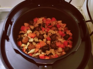 香菇板栗焖饭,时间到了，香菇板栗焖饭完成。
